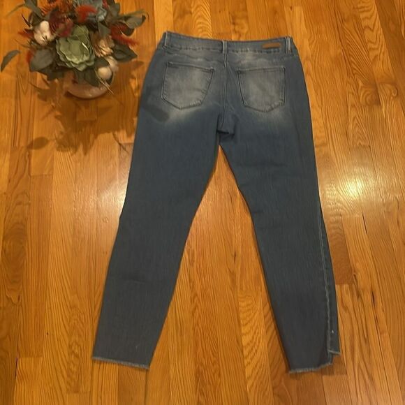 Royalty For Me Mid-Rise Light Wash Distressed Jeans - 12 - Picture 5 of 6